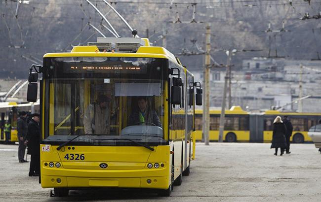 Новость - События - Экстремальная поездка: в Киеве на ходу задымился троллейбус