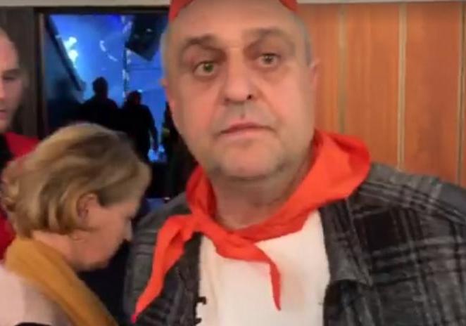 Новость - События - В Киеве депутат устроил скандал из-за пионерских галстуков