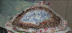 Полюбуйся: полтавчанка вяжет коврики из полиэтиленовых пакетов