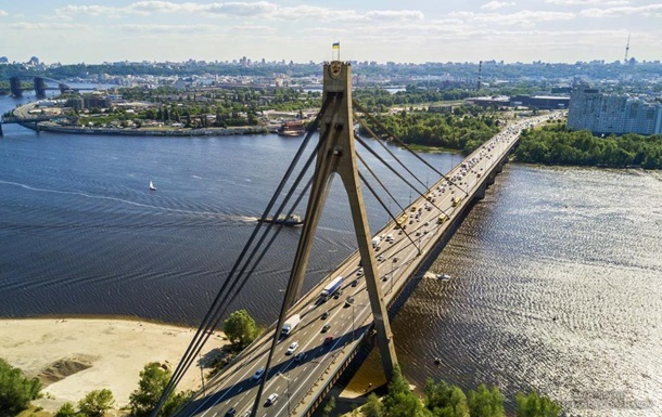 Новость - События - Нашел развлечение: в Киеве подросток свисал с верхушки Северного моста