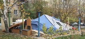 Это не цыгане: Vgorode побывал у палатки на Отрадном и поговорил с ее жильцами