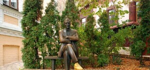 Эти желтые ботинки: активисты переобули памятник Булгакову в Киеве