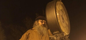 Дождались: мужчина починил Одесское время в Горсаду