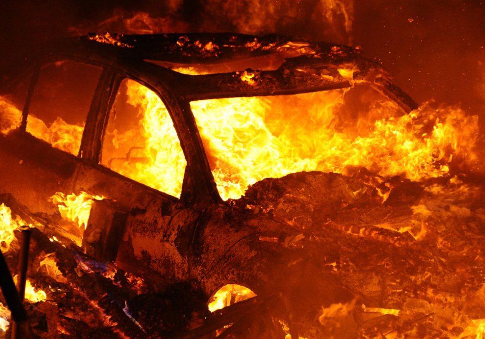 Новость - События - Огненный протест: лидер автобляхеров сжег свой внедорожник