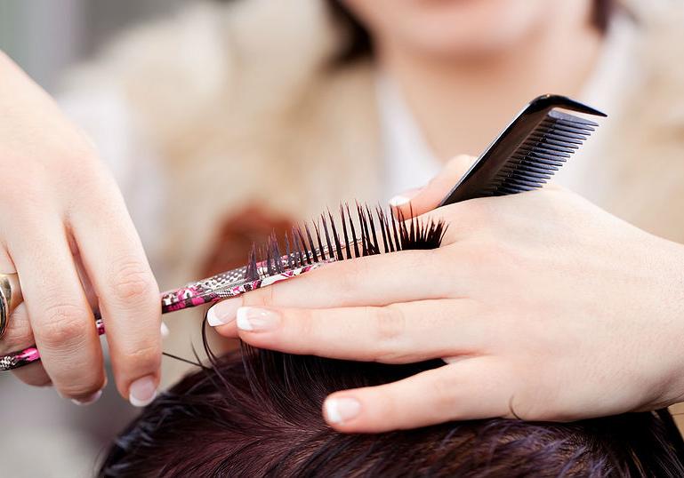 Новость - События - В парикмахерской на Теремках ребенка отказались стричь из-за проблем с кожей