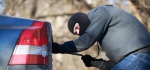 Почти инструкция: автомобилист оставил для воров послание на своей машине