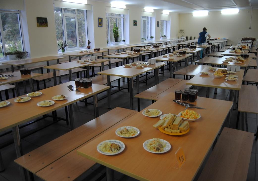 Новость - События - Приятного аппетита: в одной из школ Киева детей кормят супом с червями