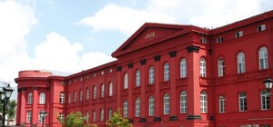 Желтого не будет: КНУ им. Шевченко высказался по поводу перекраски Красного корпуса
