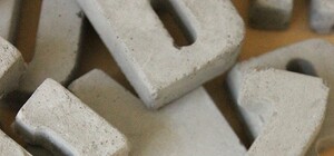 Чтоб видно было всем: на Парусе установили огромную бетонную надпись с названием жилмассива