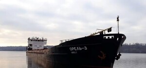 Прибило к берегу: на Центральном пляже баржа села на мель (ФОТО)