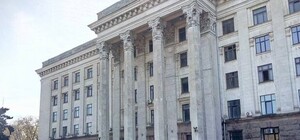 Привет от вандалов: новый забор одесского Дома Профсоюзов раскрасили названием фастфуда