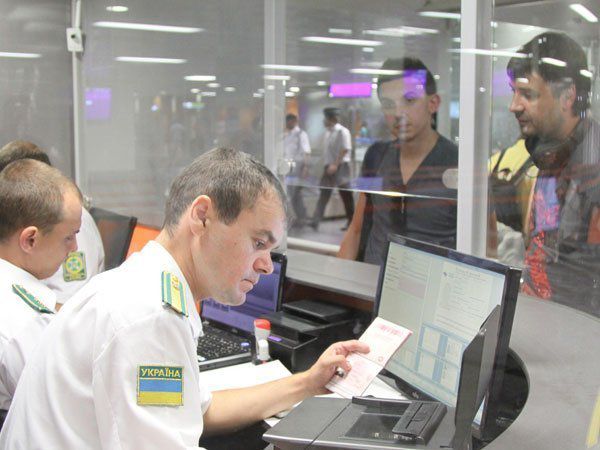 Новость - События - В столичных аэропортах не пропустили около сотни граждан РФ