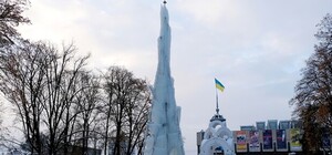 С подсветкой: в Харькове растят ледяную 