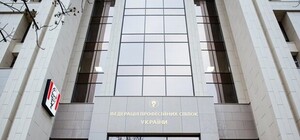 Скандал c KFC в Доме профсоюзов: заведение скрыло логотип на здании