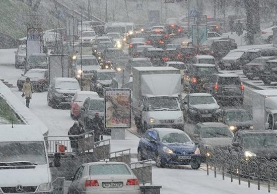 Новость - События - Почему так жесток снег: столичный транспорт застрял в огромных пробках. Куда лучше не ехать