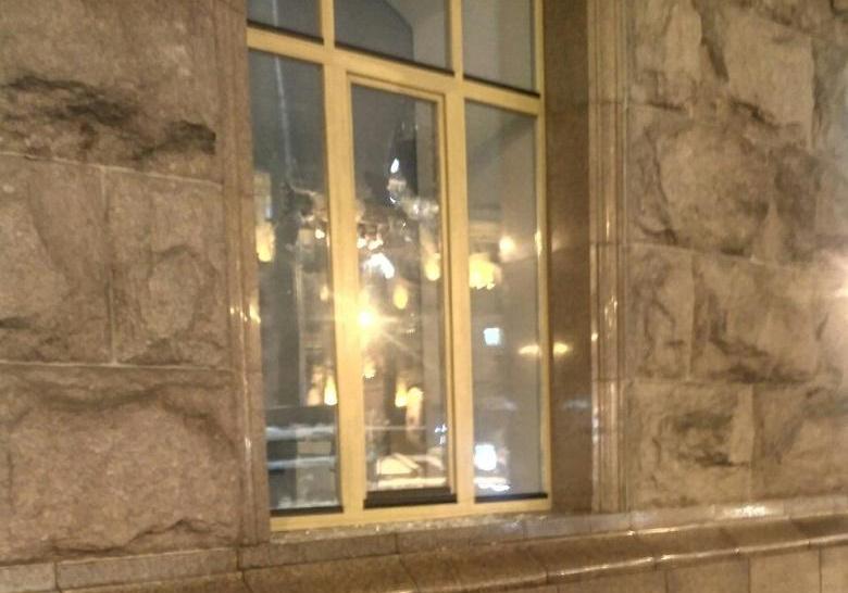 Мужчина разбил окно в здании КГГА. Фото: Нацполиция