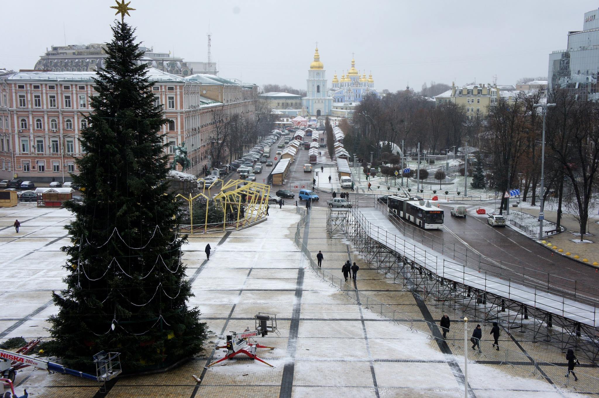 Новость - События - "Дым пошел, не белый": на Софийской площади загорелся киоск новогоднего городка