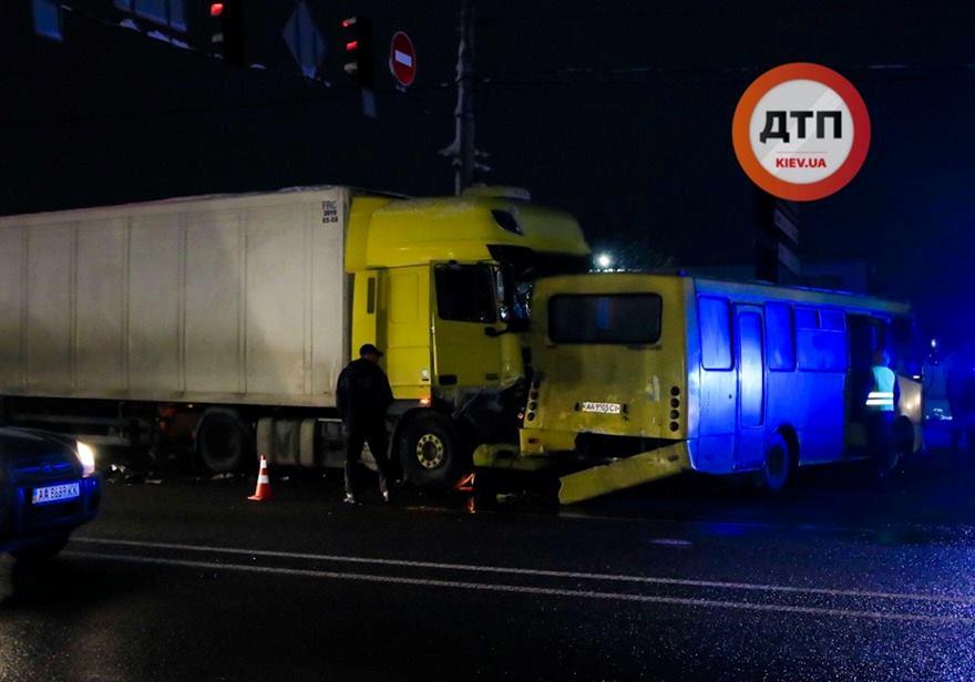 Новость - События - Под Киевом фура протаранила маршрутку и 5 легковых авто: есть пострадавшие