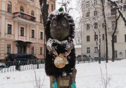 В Киеве скульптуру ежика в тумане одели в носочки. Фото: Сегодня