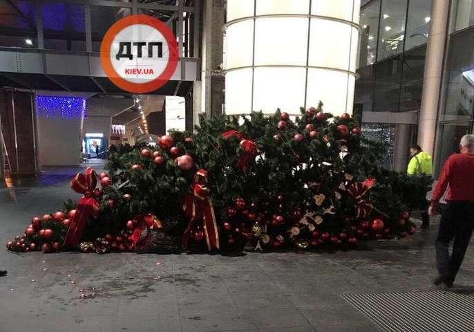 Новость - События - Фотофакт: в аэропорту "Борисполь" рухнула новогодняя елка
