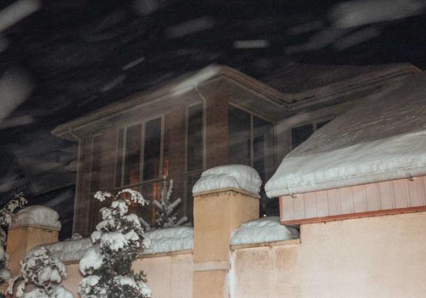 Неизвестный бросил взрывчатку в жилой дом. Фото: akcenty.com.ua