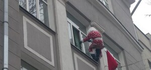 В Одессе Санта забрался к детям через окно:  милое видео