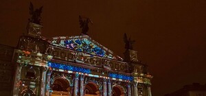 Для тих, хто проґавив: найкращі фото з новорічного світлового шоу на фасаді львівської Опери