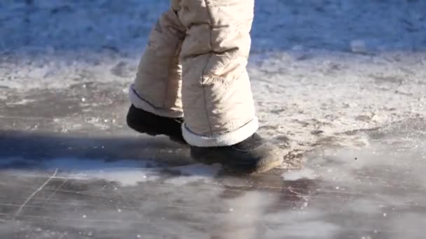 Новость - События - Опасные игры: на Березняках мужчина спас провалившихся под лед бабушку и ребенка