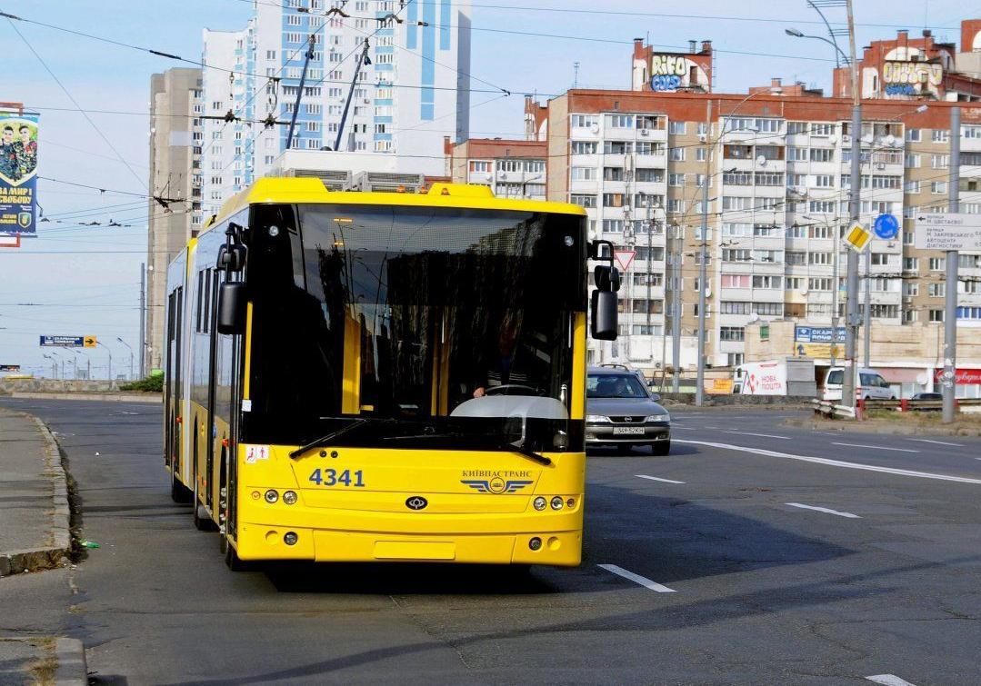На Троещине из-за аварии не ходят троллейбусы. Фото: УНИАН