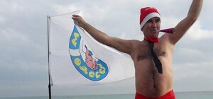 Не жалуйся на погоду: одесские моржи устроили рождественские купания