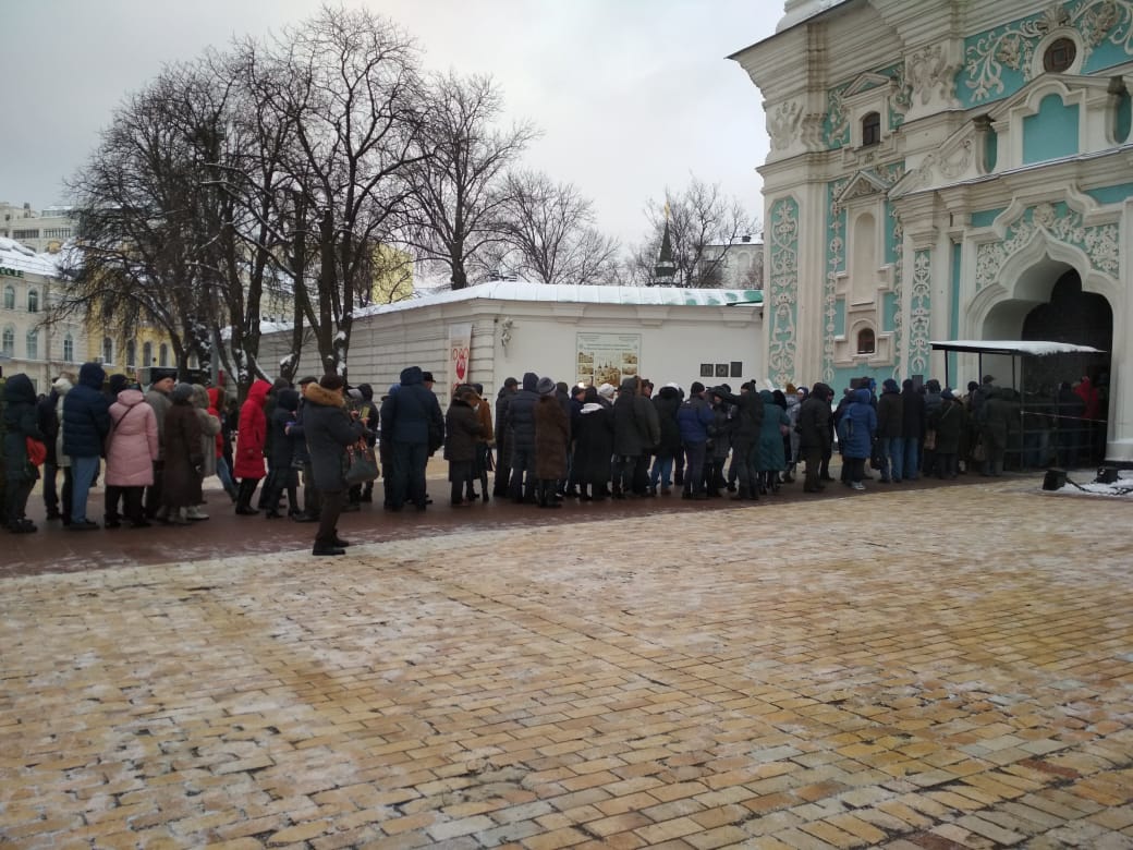 На Софийской площади выстроилась очередь посмотреть на томос / Наш Киев