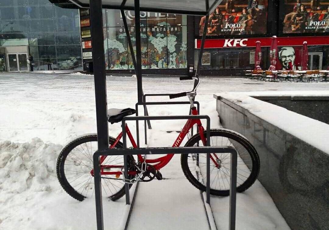 Велосипед, который оставили на парковке для эксперимента, все же украли. Фото: Алексей Кушка