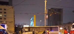 Серьезное ДТП: в Киеве авто на скорости влетело в троллейбус и опрокинулось
