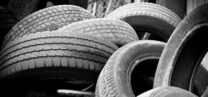 Фотофакт: у Львові закидали сміттям героя парковки