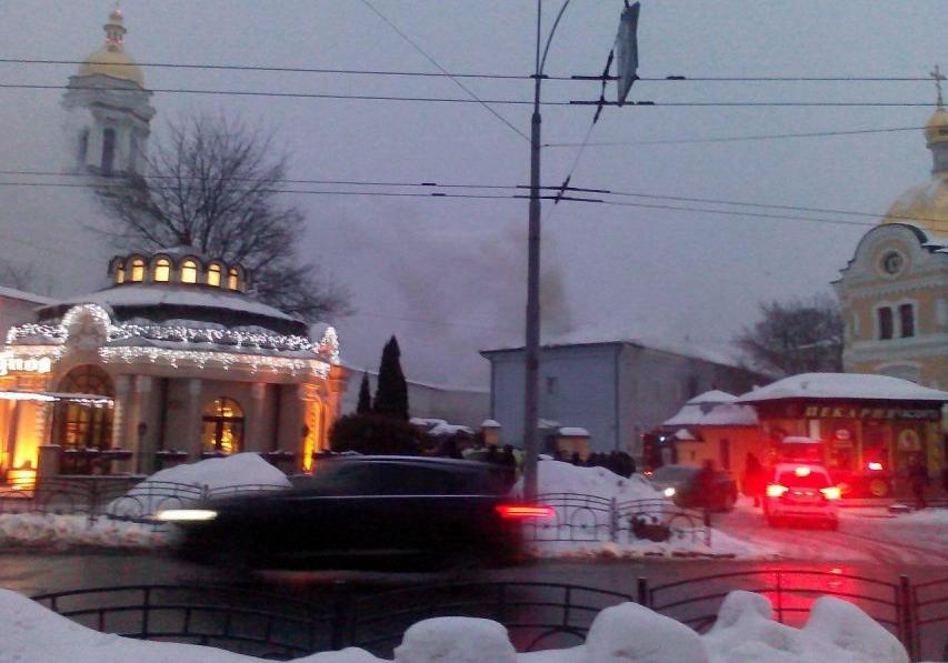 В Киево-Печерской лавре загорелось одно из зданий. Фото: beztabu.net