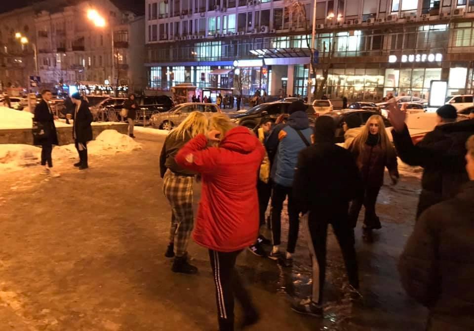 Подростков, которые избили мужчину в центре Киева, заставили извиниться