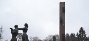 Дізнайся: чому досі не демонтували стелу Монументу слави