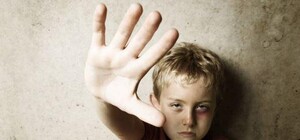 Мать года: в торговом центре разгневанная женщина избила ребенка (ВИДЕО)