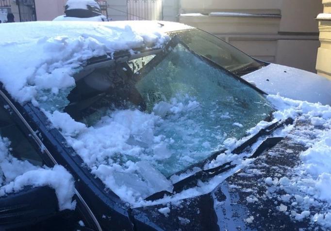 В Киеве глыба льда пробила крышу автомобиля 