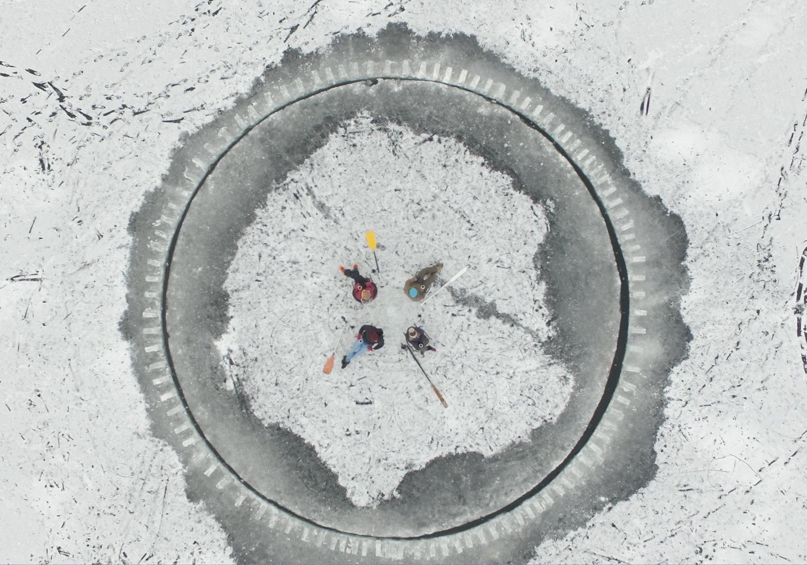 Киевляне сделали на озере карусель из льда. Кадр из видео