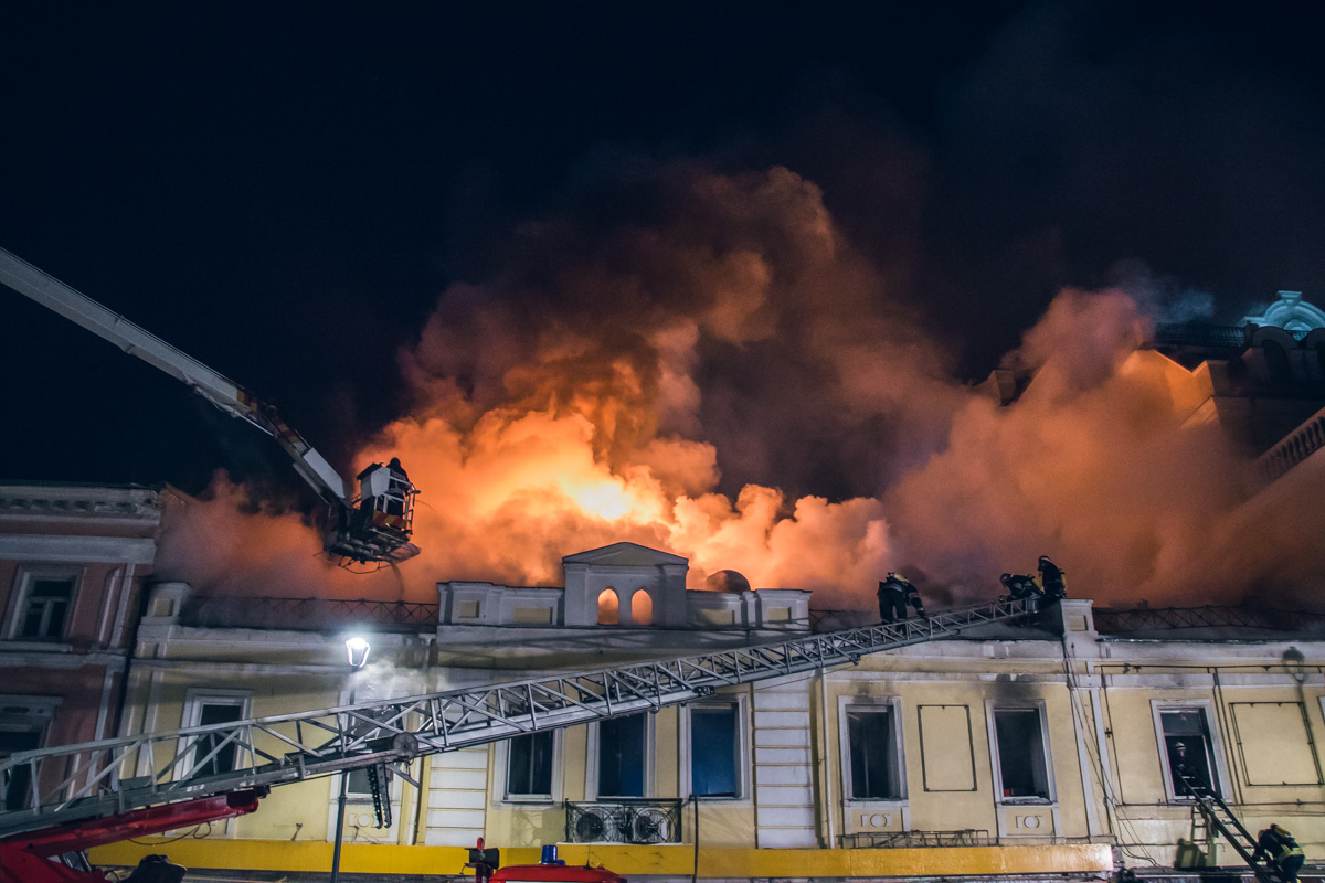На Подоле загорелся ресторан турецкой кухни Tike. Фото: Информатор.
