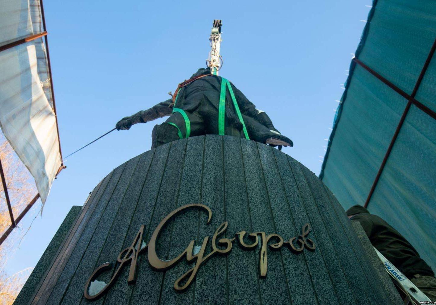Памятник Суворову в Киеве снесли. Фото: radiosvoboda.org