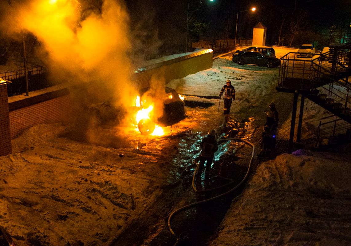 В Киеве сгорел внедорожник. Фото: Информатор 