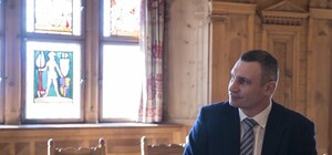 Словесный конфуз: Кличко не смог выговорить иностранное слово на форуме в Давосе