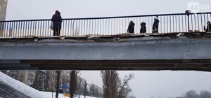 И он устал: на Русановке от пешеходного моста отвалились куски конструкции
