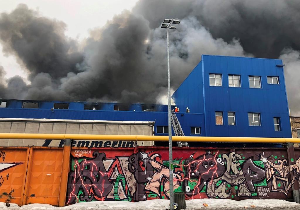 На Лесной в Киеве горят склады. Фото "Информатор" 