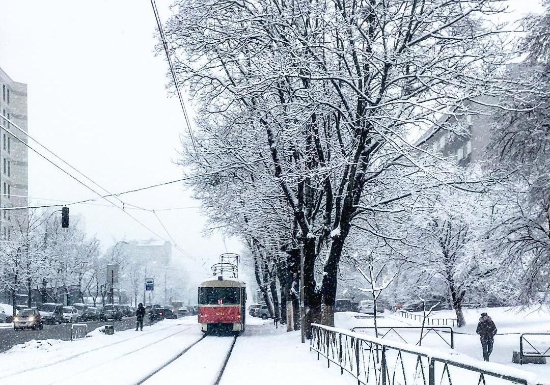В Киеве из-за снегопада образовались пробки на дорогах. Фото: instagram.com/beloschuk