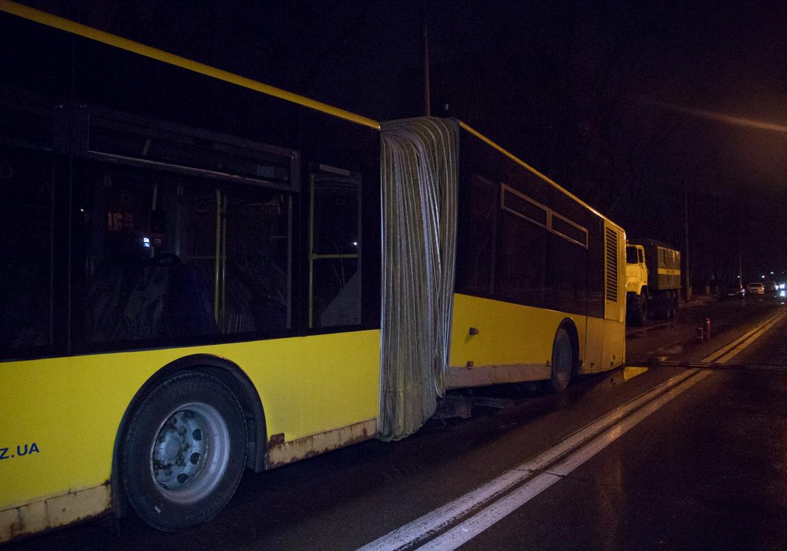 В Киеве автобус развалился на ходу. Фото: "Информатор"