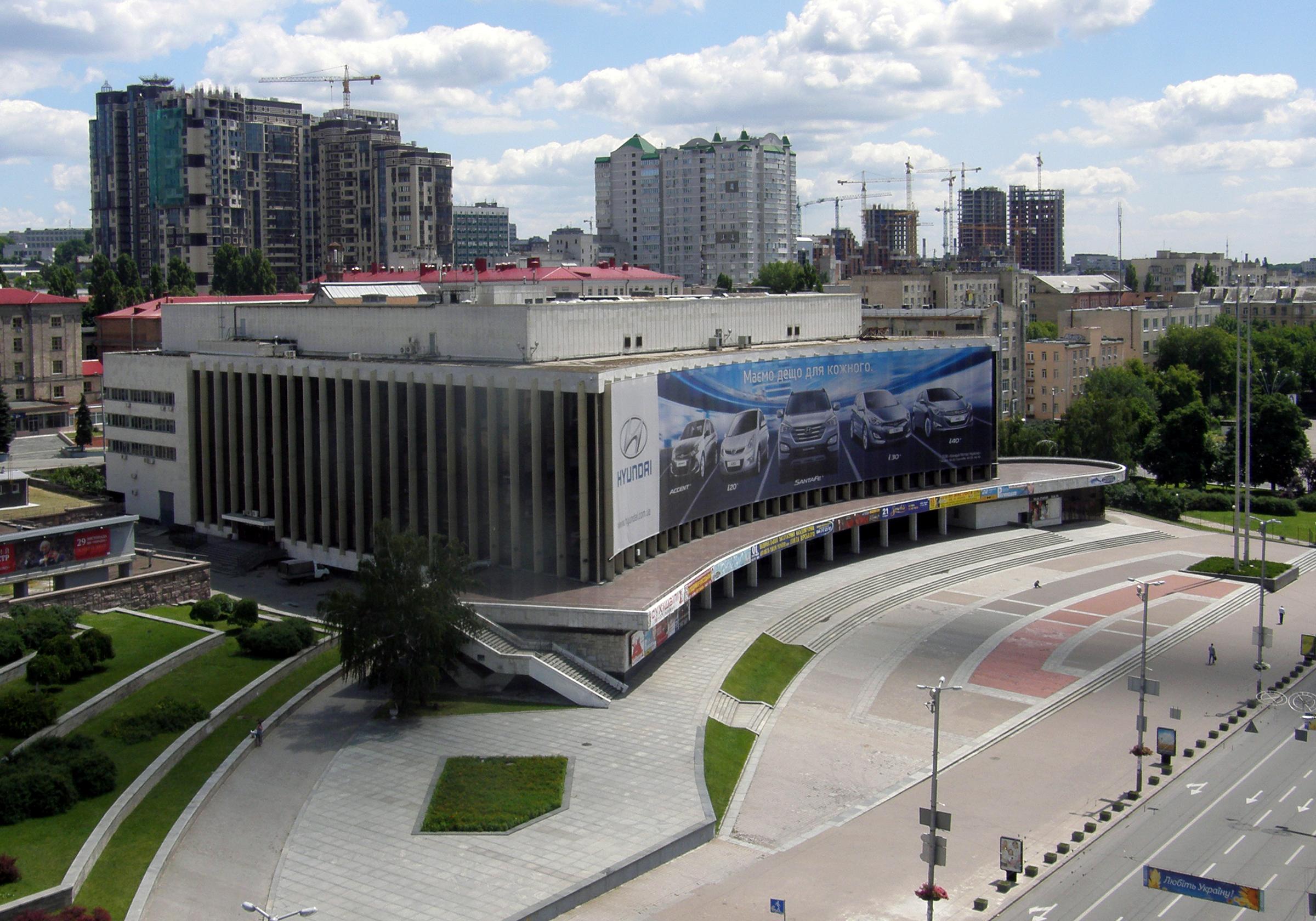 Под стенами "Украины" хотят построить многоэтажку. Фото: Википедия