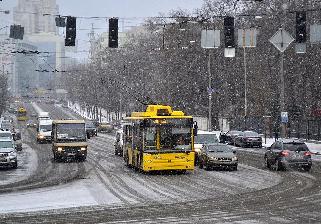 Новость - События - Из-за прорыва трубы в центре Киева ограничили движение троллейбусов